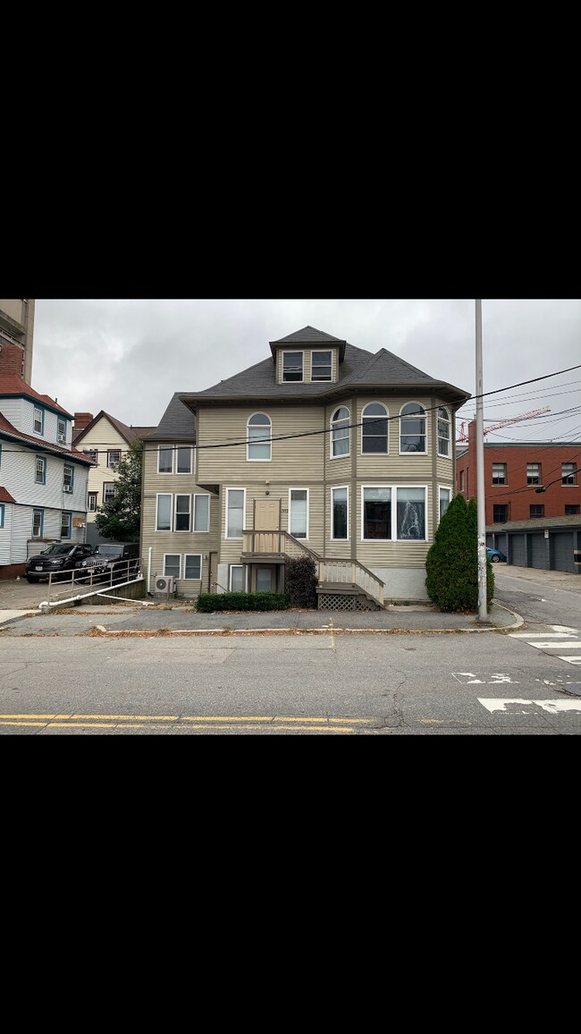 Building Photo - 382 Brook St