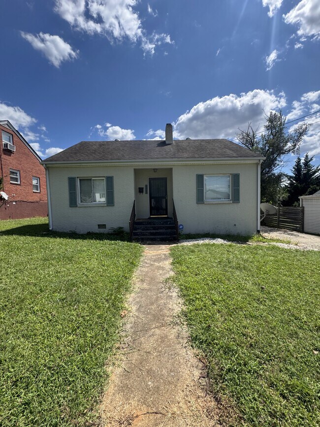 Foto del edificio - 2407 Cornell Dr NW