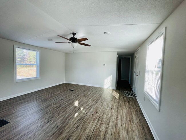 Building Photo - Completely remodeled 4 bedroom, 2 bath man...