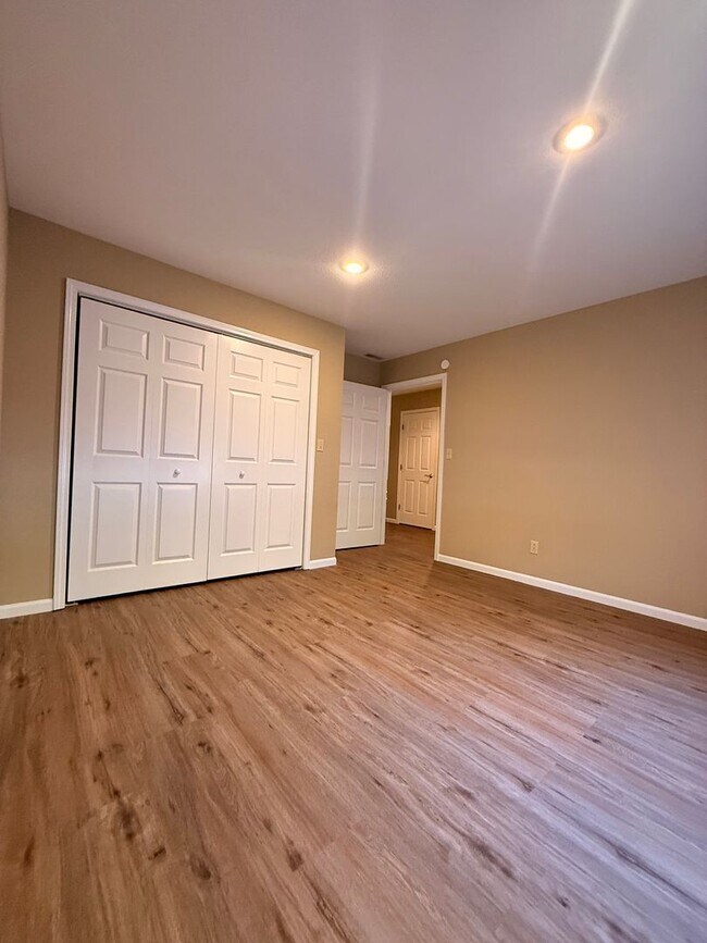 Building Photo - 1549-MF2-E4