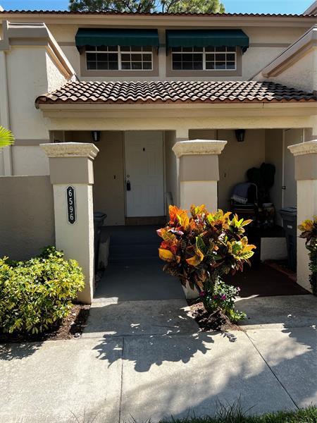 Foto del edificio - 6596 Via Regina