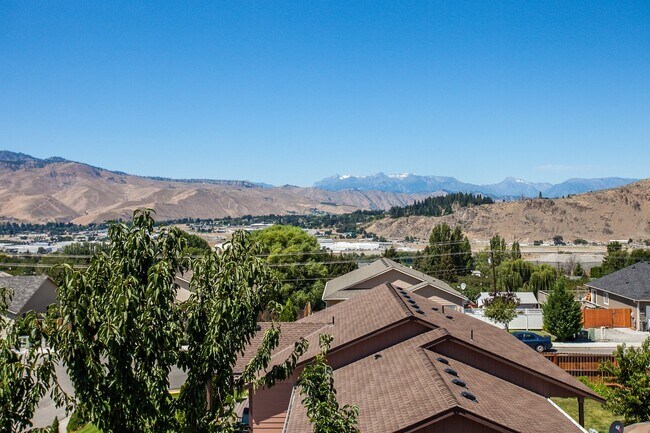 Foto del edificio - 2 Bedroom & 1 Bathroom with Privacy at it'...