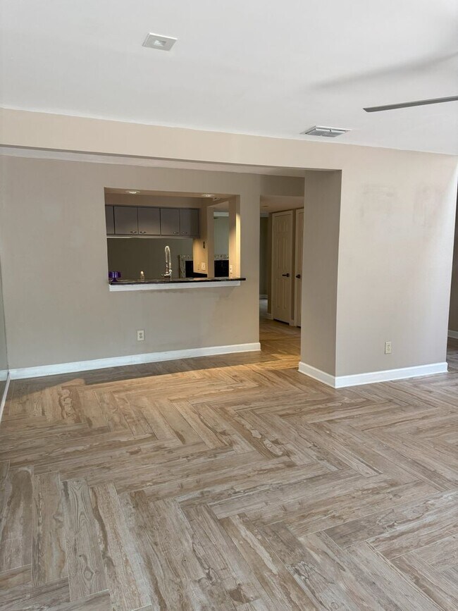 Foto del edificio - Beautifully updated 2 bedroom 2.5 bath townhome in highly desirable Lake Ivanhoe!