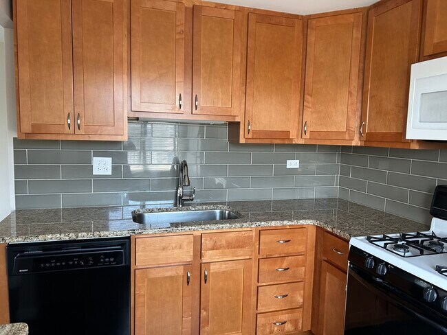 Building Photo - 1440 Tonset Ln