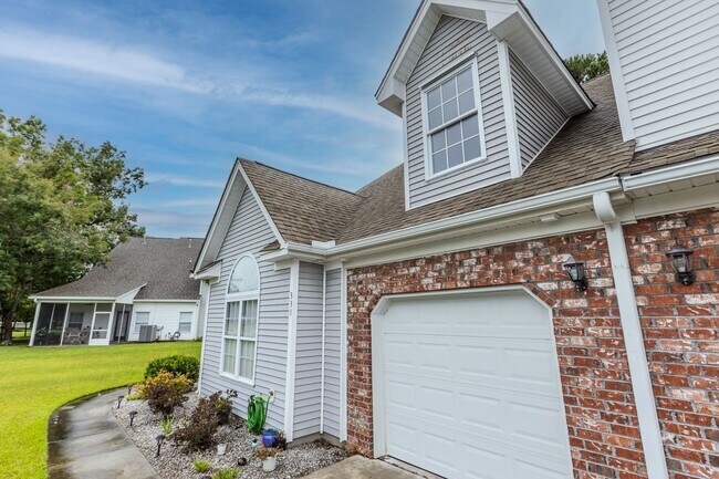 Building Photo - 3 Bedroom 2.5 Bath Townhouse in Grand Oaks...