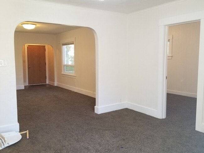 Building Photo - 3 bedroom close to Lake