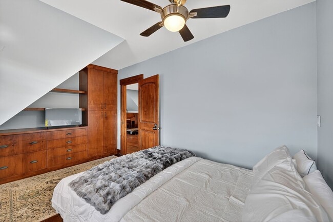 Foto del edificio - 7693 Whileaway Rd W