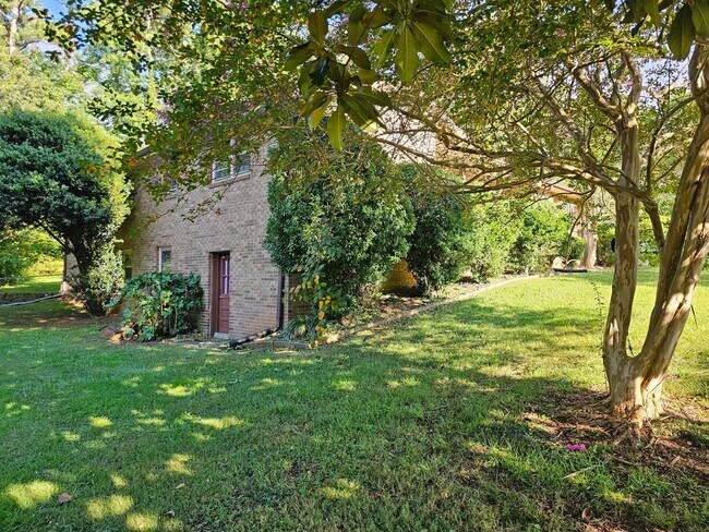 Foto del edificio - GORGEOUS BRICK RANCH HOME / PARTIAL FINISH...