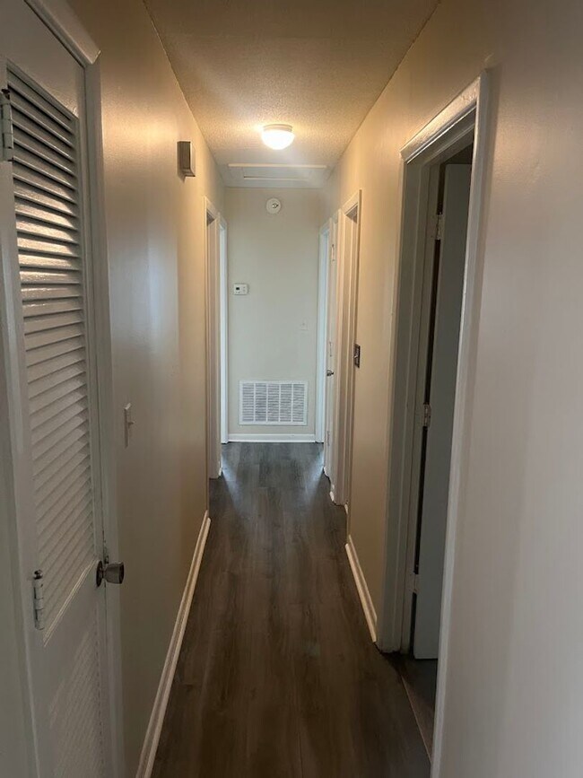 Foto del edificio - Available now. Freshly-painted 4 BR/1.5 BA Home on Big Lot in the Heart of James Island!