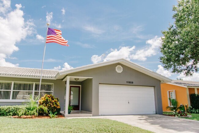Building Photo - 3 bed 2 bath SFH Oakhurst Acres