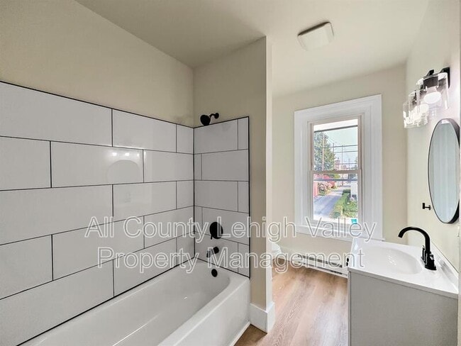 Building Photo - 122 E Goepp St