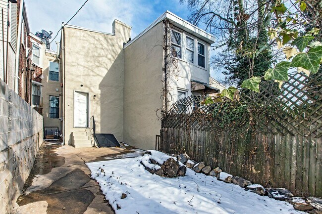 Building Photo - 3 bedroom, 1.5 bath fully renovated townhome in City of Wilmington