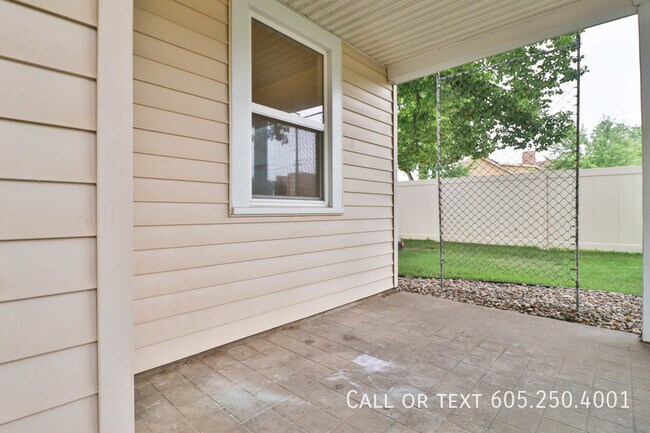 Building Photo - Charming 4 bedroom 2+ bedroom home close t...