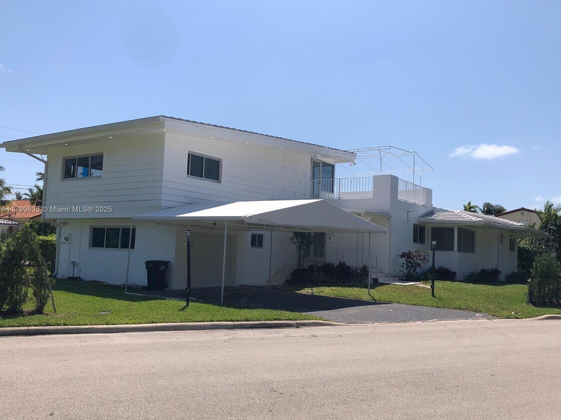 Foto principal - 9257 Bay Dr