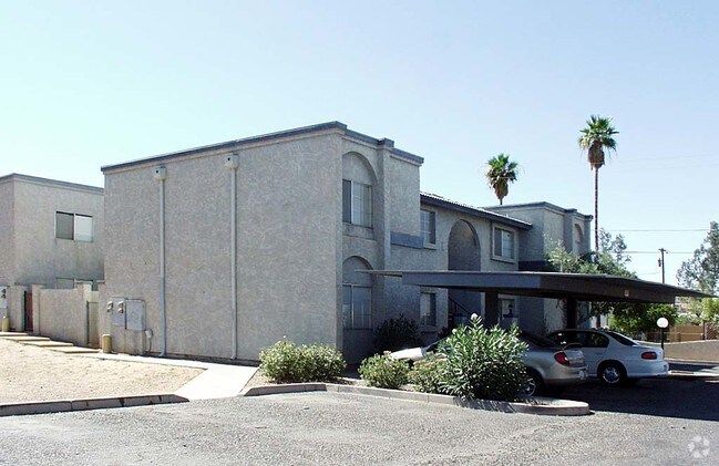 Building Photo - Muy Felices Casas