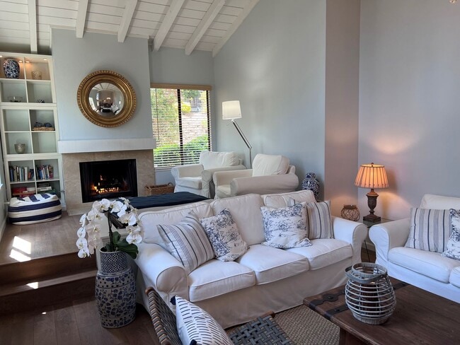 Building Photo - Fully-furnished Sleek 2-bedroom, 2-bathroo...