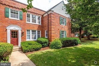 Building Photo - 1816 Queens Ln