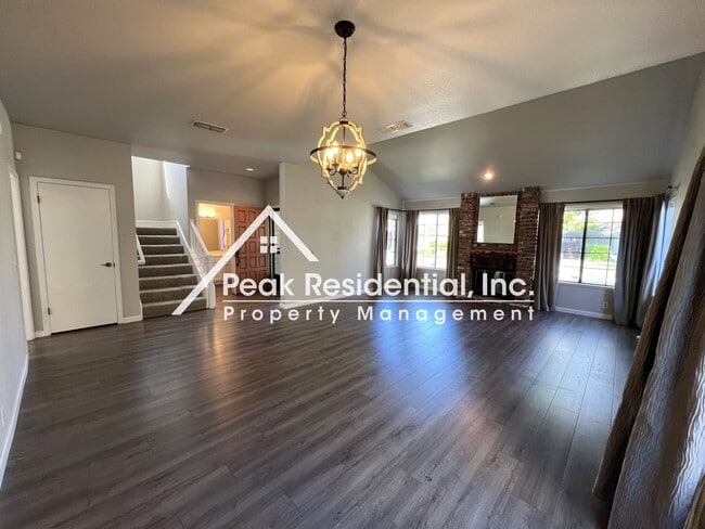 Building Photo - Spacious 3bd/2.5ba Roseville Home In Gated...