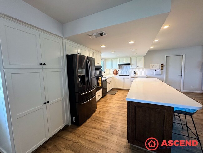Foto del edificio - Lovely Home In Olive Dr Area!