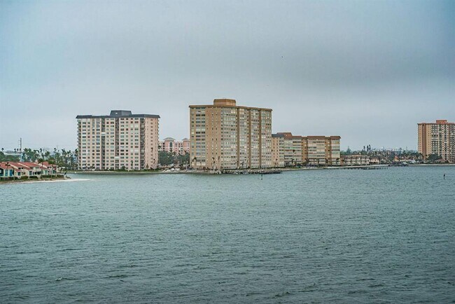 Foto del edificio - 6218 Palma Del Mar Blvd S