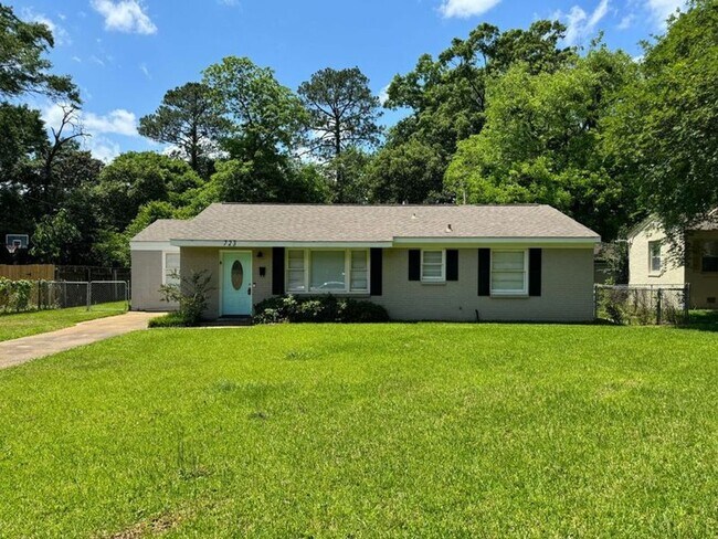 Building Photo - 3 Bedroom Classic Brick Cutie !!