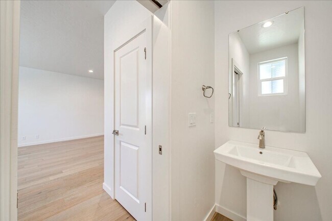 Building Photo - Low Maintenance Townhome in Southwest Boise