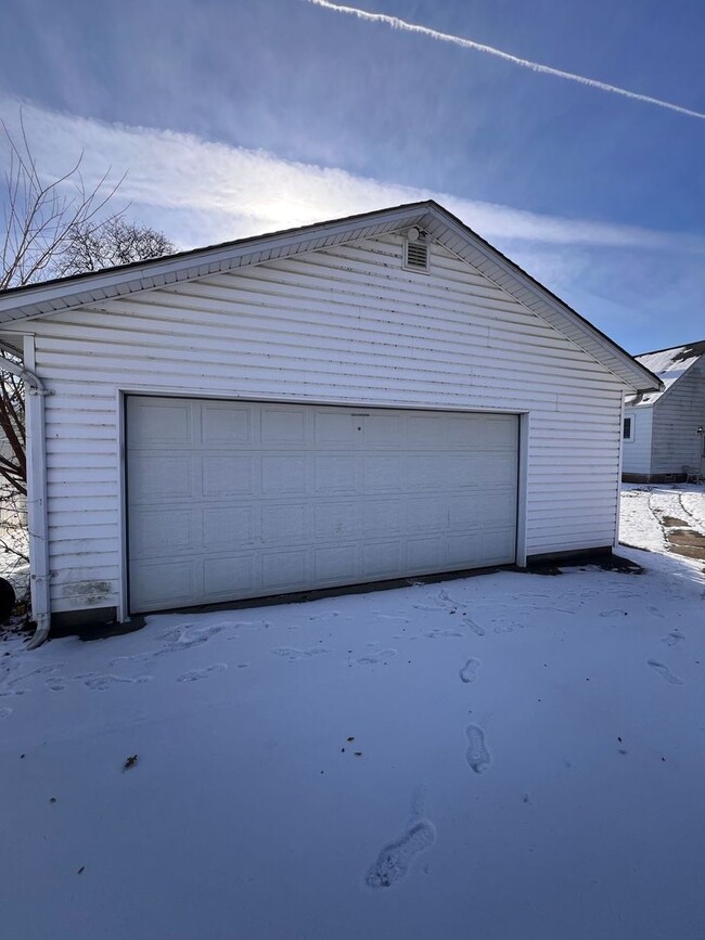 Foto del edificio - 3 bedroom, 2 bathroom with garage