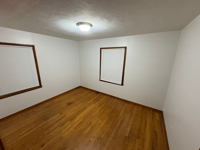 Foto del edificio - 411 Cameron Rd