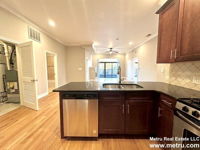 Building Photo - 4651 N Greenview Ave