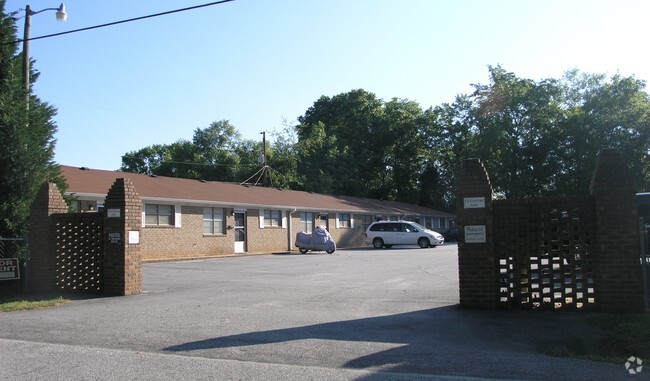 Building Photo - Oakcrest Apartments