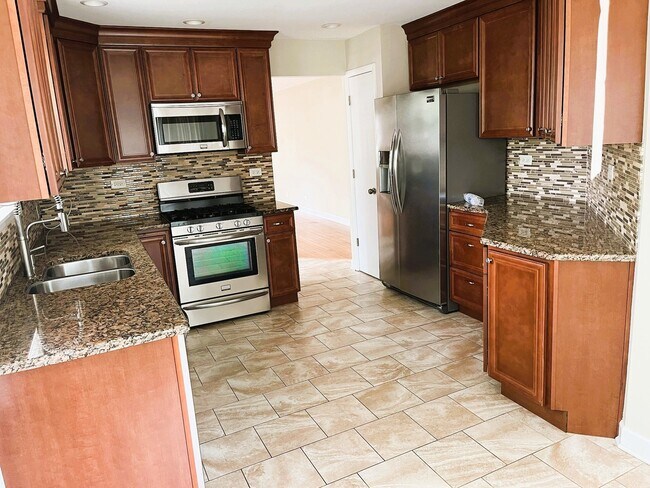 Building Photo - 4427 Edinburg Ln