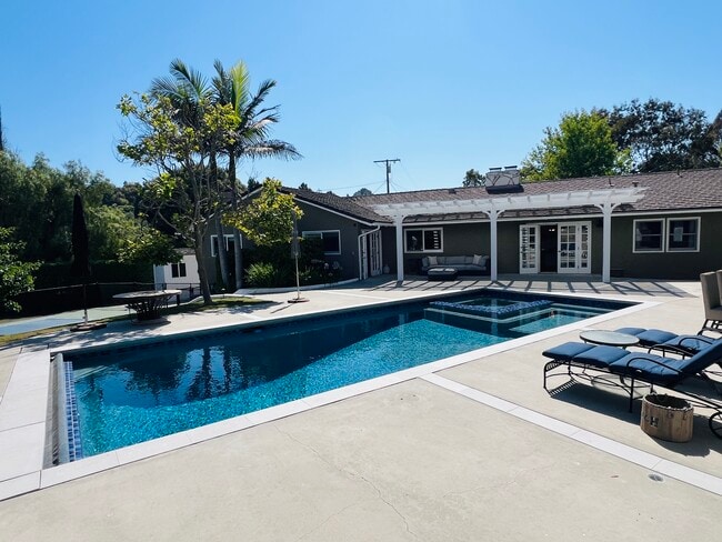 Building Photo - 4703 Ferncreek Dr