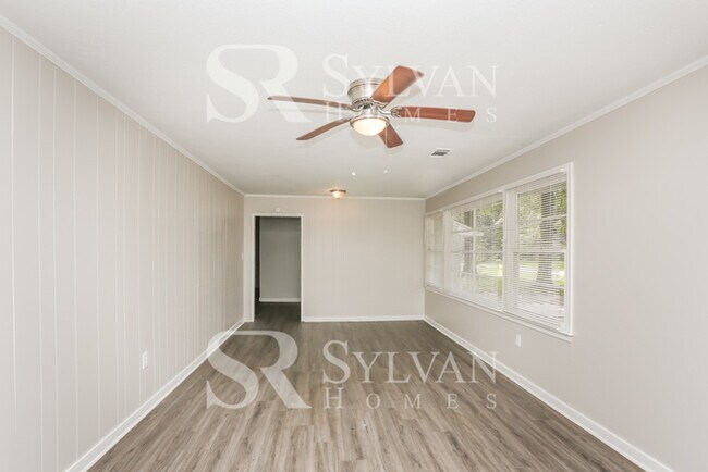 Foto del edificio - One-level living in this 4 BR, 2 BA home