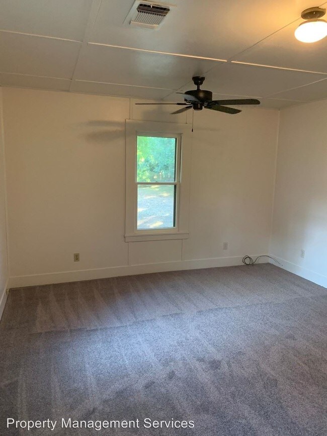 Building Photo - 3 br, 1 bath House - 207 E. College