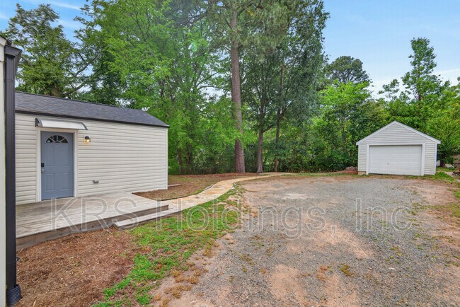 Building Photo - 1507 Robinhood Rd