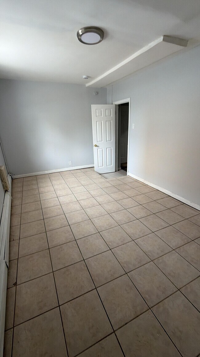 6 Rutgers Ave Bsmt - 8 Rutgers Ave