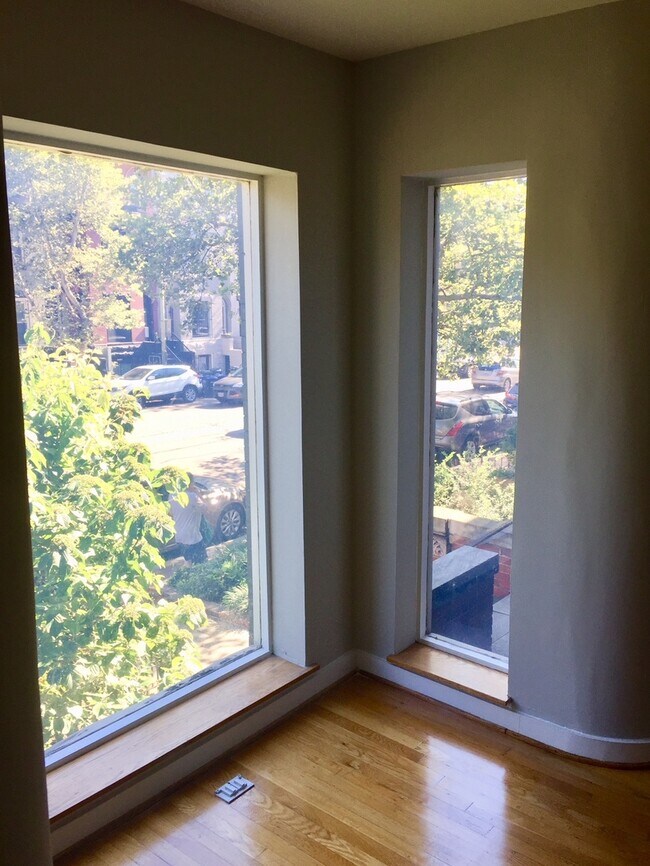 Building Photo - LARGE 2 Bed 2 Bath Condo on the Second Lev...