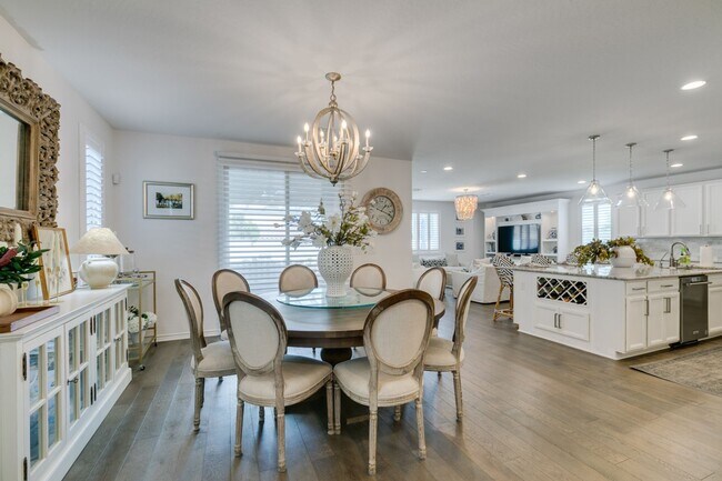 Foto del edificio - FULLY FURNISHED- Elegant 4-Bed, 3.5-Bath Home with Loft, Designer Finishes, and Expansive Backyard