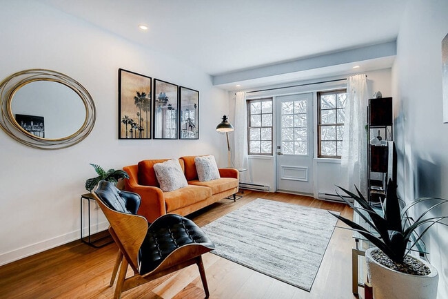 Building Photo - 5169 Rue Jeanne-Mance