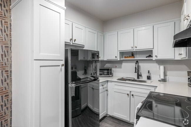 1BR, 1BA - 687SF - Kitchen - The Shay