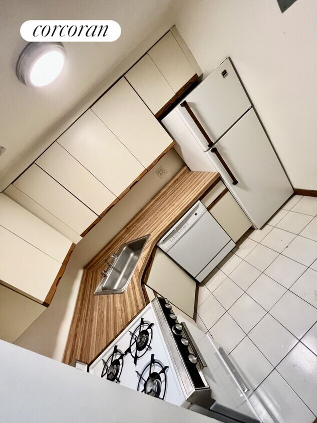 Building Photo - 47 W 73rd St