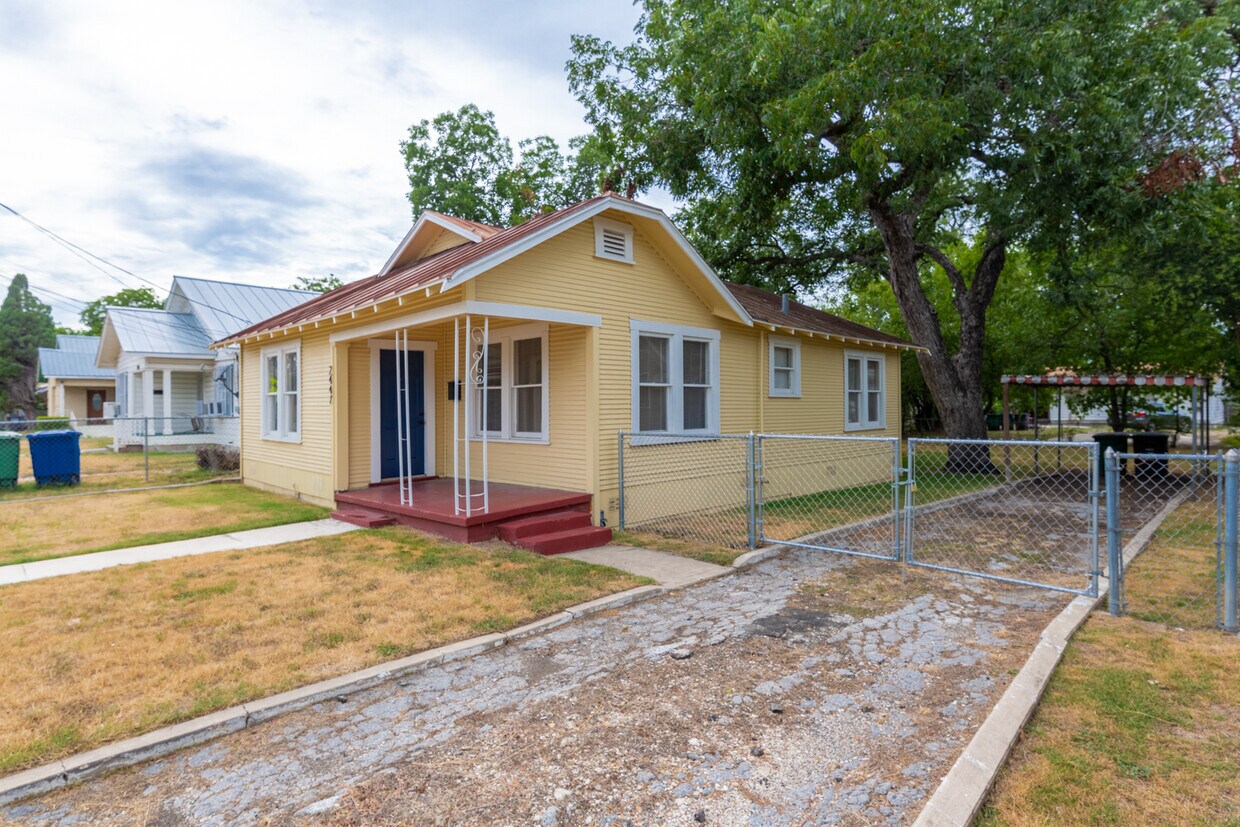 Primary Photo - 2447 E Houston St