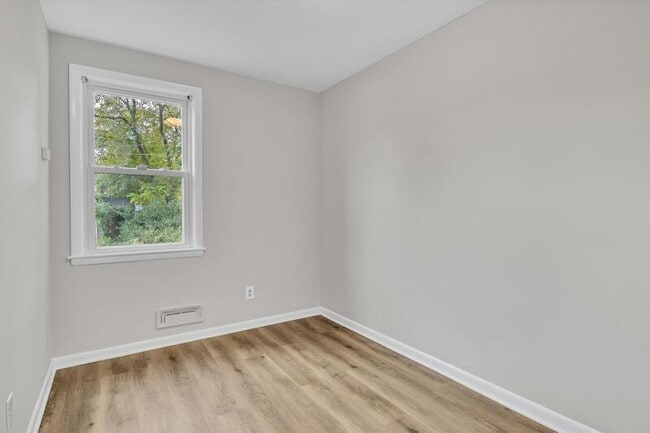 Building Photo - 6237 Laurelton Ave