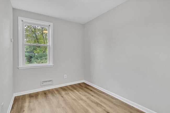 Foto del edificio - 6237 Laurelton Ave