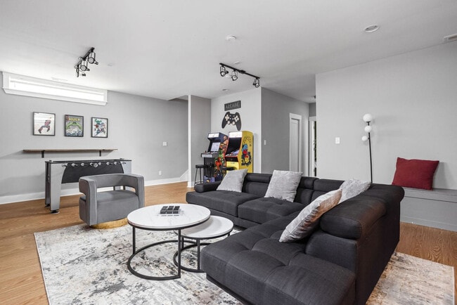 Building Photo - 1616 Pleasant St