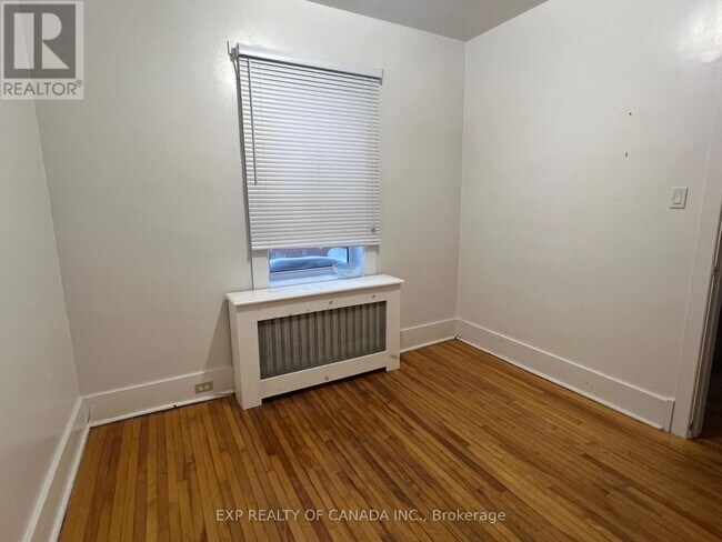 Photo du bâtiment - 82 Dwyer Ave