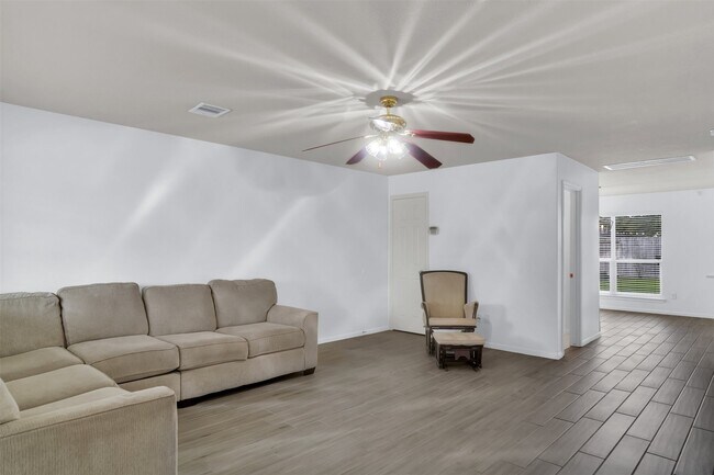 Foto del edificio - 15807 Little Miss Creek Dr