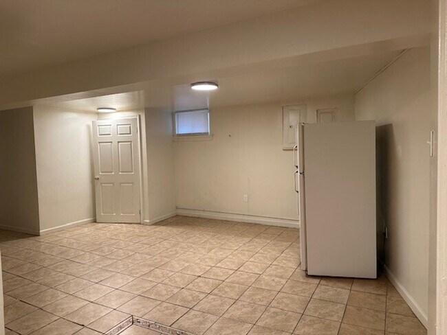 Building Photo - 1 Bedroom 1 Bath Apt Located In Harrisburg...
