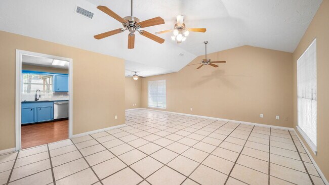 Foto del edificio - Welcome to this delightful 3-bedroom, 2-bathroom home. Perfectly situated this residence offers f...