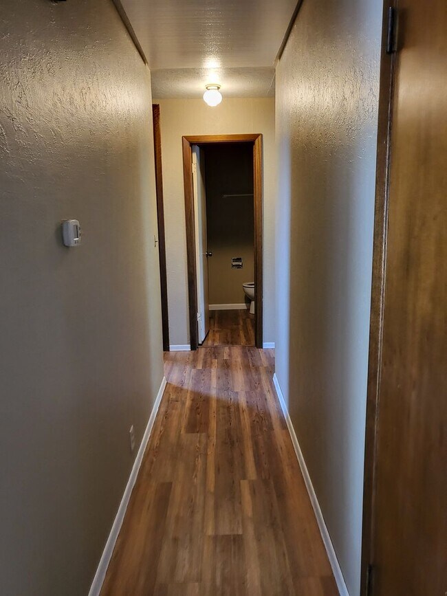Building Photo - 4 Bedroom 1.5 bath House!  Great location!